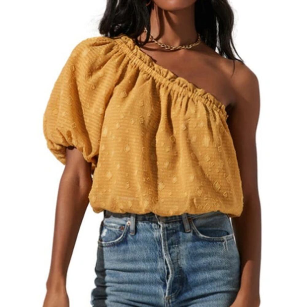 New ASTR The LABEL REVOLVE Mustard Jacquard One-Shoulder Bubble Hem Blouse Sz S